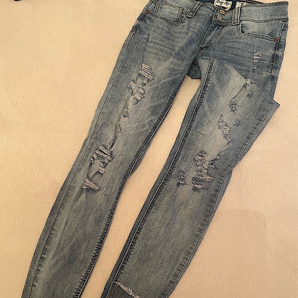 Lightly distressed stretchy skinny jeans